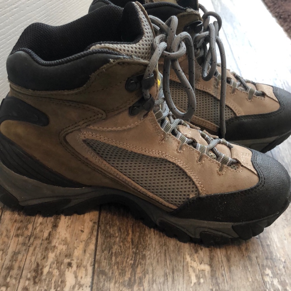 Hiking boots only worn 1x